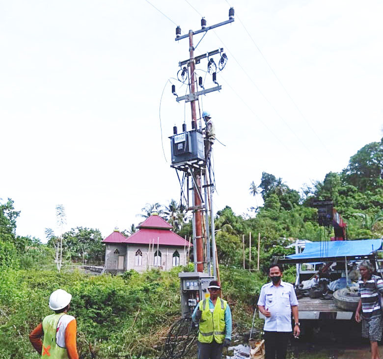 Camat Paleleh Barat, Wahyudin Hi. Kadir,SE saat bersama tim PLN di desa Oyak Kecamatan palbar