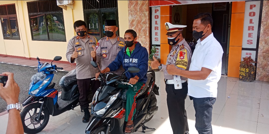 Kapolres Buol AKBP.Dieno Hendro Widodo. S.Ik Didamping Wakapolres Kompol. Jony Bolang dan Kasat Reskrim Heru Setyono.SH. menyerahkan Hadiah Sepeda Motor Kepada Pemenang Undian Gebyar Vaksin 2021 Warga Desa Pajeko (31/12/2021)