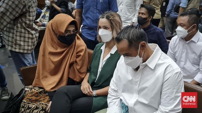 Nia Ramadhani dan Adrie Bakri saat mendengarkan Putusan Pengadilan
