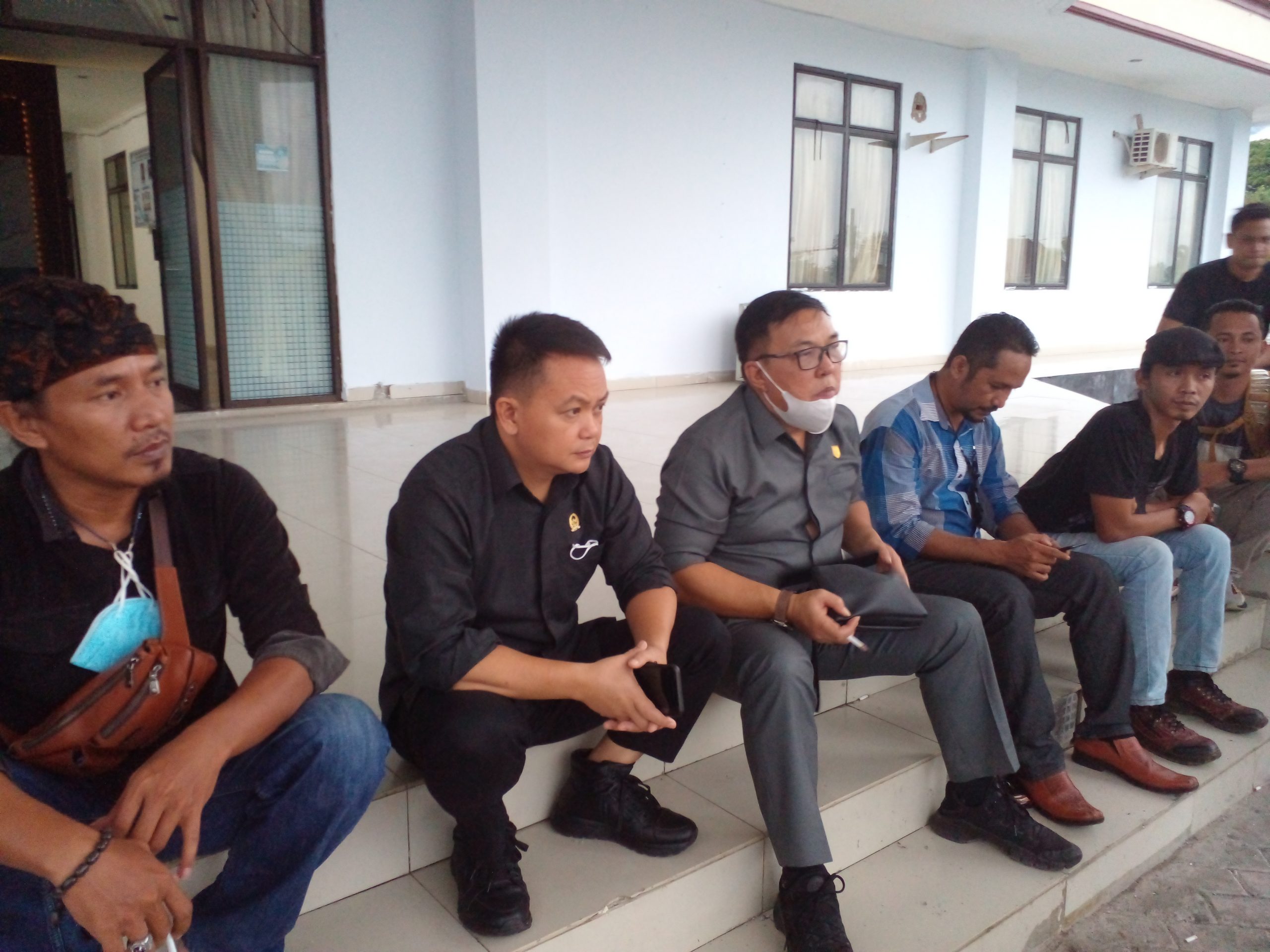 Medy Lensun (Wakil Ketua DPRD Boltim) saat duduk santai didepan Gedung DPRD bersama anggota dan para awak media