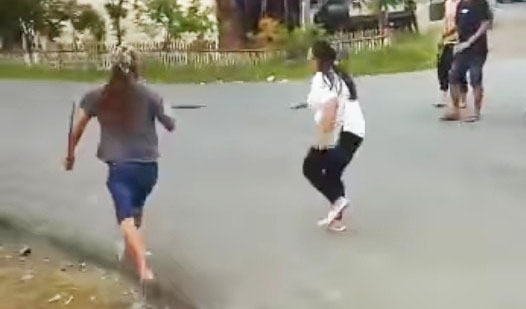 Foro yang menggambarkan kericuhan di desa Mogoyunggung Kecamatan Dumoga Timur Kab.Bolmong (Foto Tangkapan Layar)