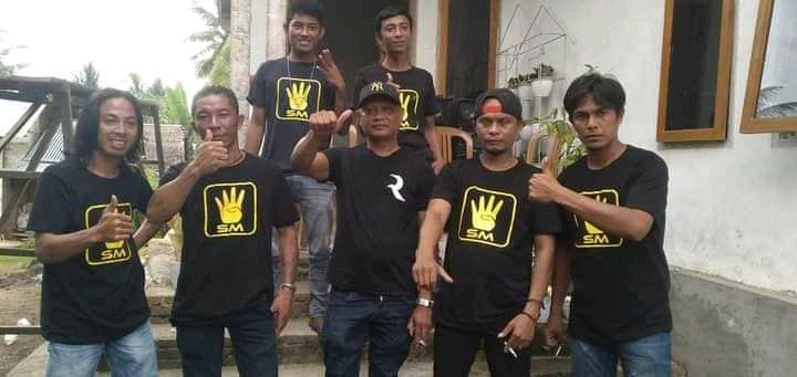 Syahmin Mokoagow ( Sangadi terpilih desa Toraut Utara saat bersama para tim relawan)