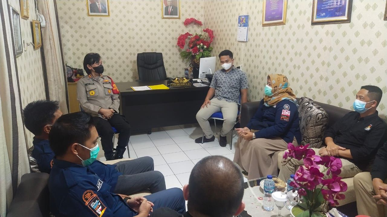 Kapolres Bolmong, AKBP Dr. Nova Irone Surentu, SH, MH saat menerima kunjungan kerja KPUD Bolmong yang dipimpin langsung ketua KPUD Bolmong, Lilik Mahmuda di runga kerja Kapolres Bolmong