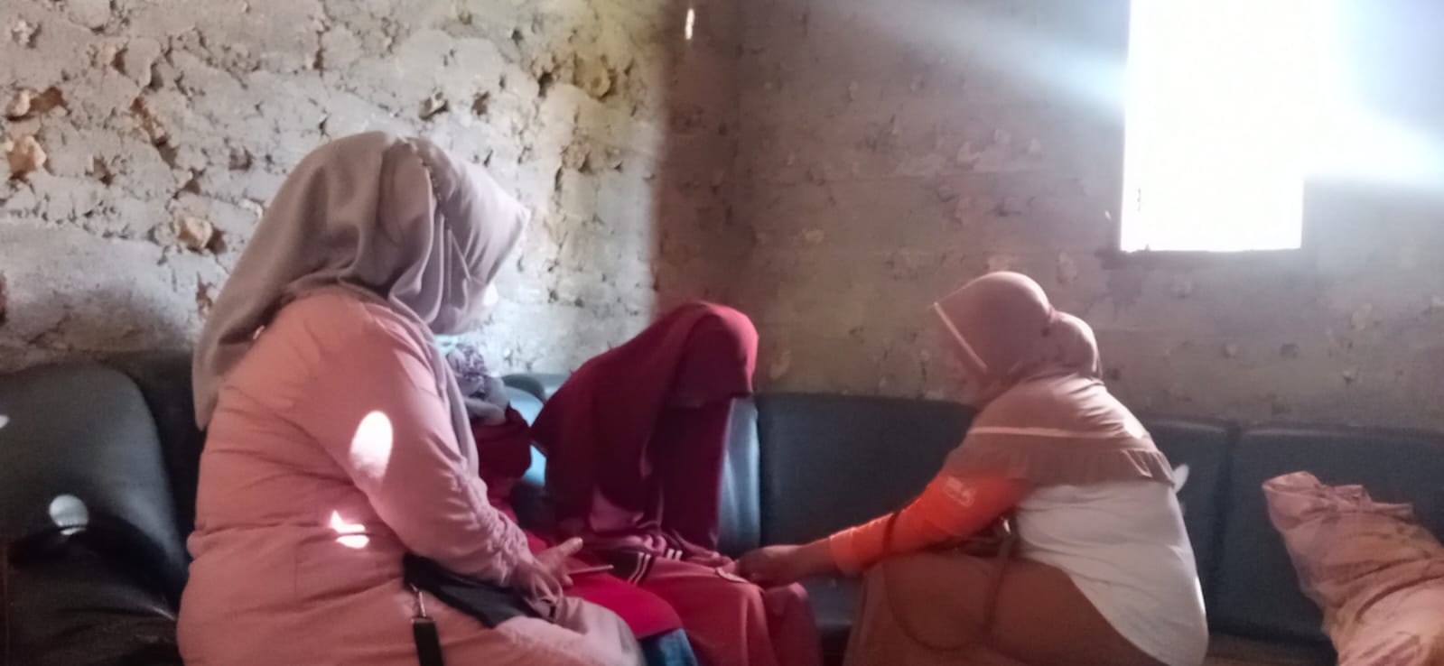 Korban Bunga, saat ditemui dirumah keluarga korban tepatnya di Kelurahan Kali Kecamatan Biau,