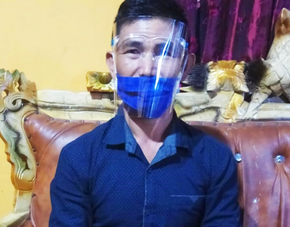 Rovindo Tumiwa Kepala Desa Bongkudai Selatan