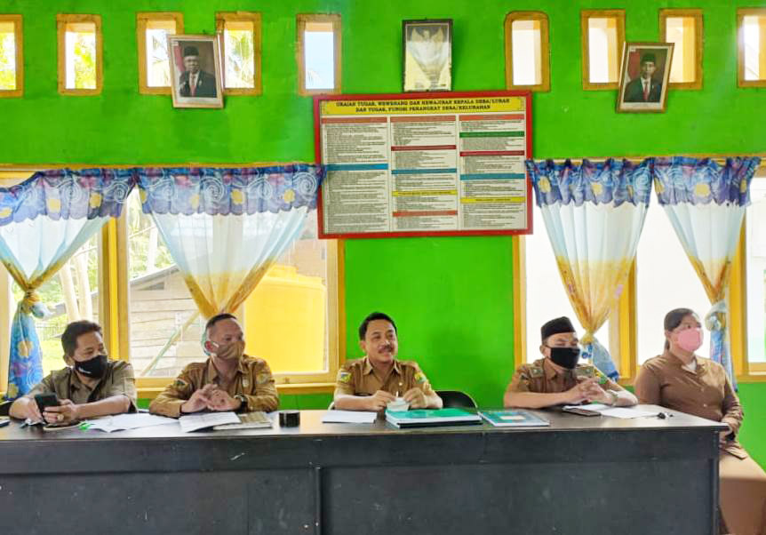 Sekda Buol Drs.Moh Suprizal Jusuf,MM saat meninjau langsung program CARA BISA di kantor desa Hulubalang dan didampingi Camat Palbar dan Kades Hulubalang 