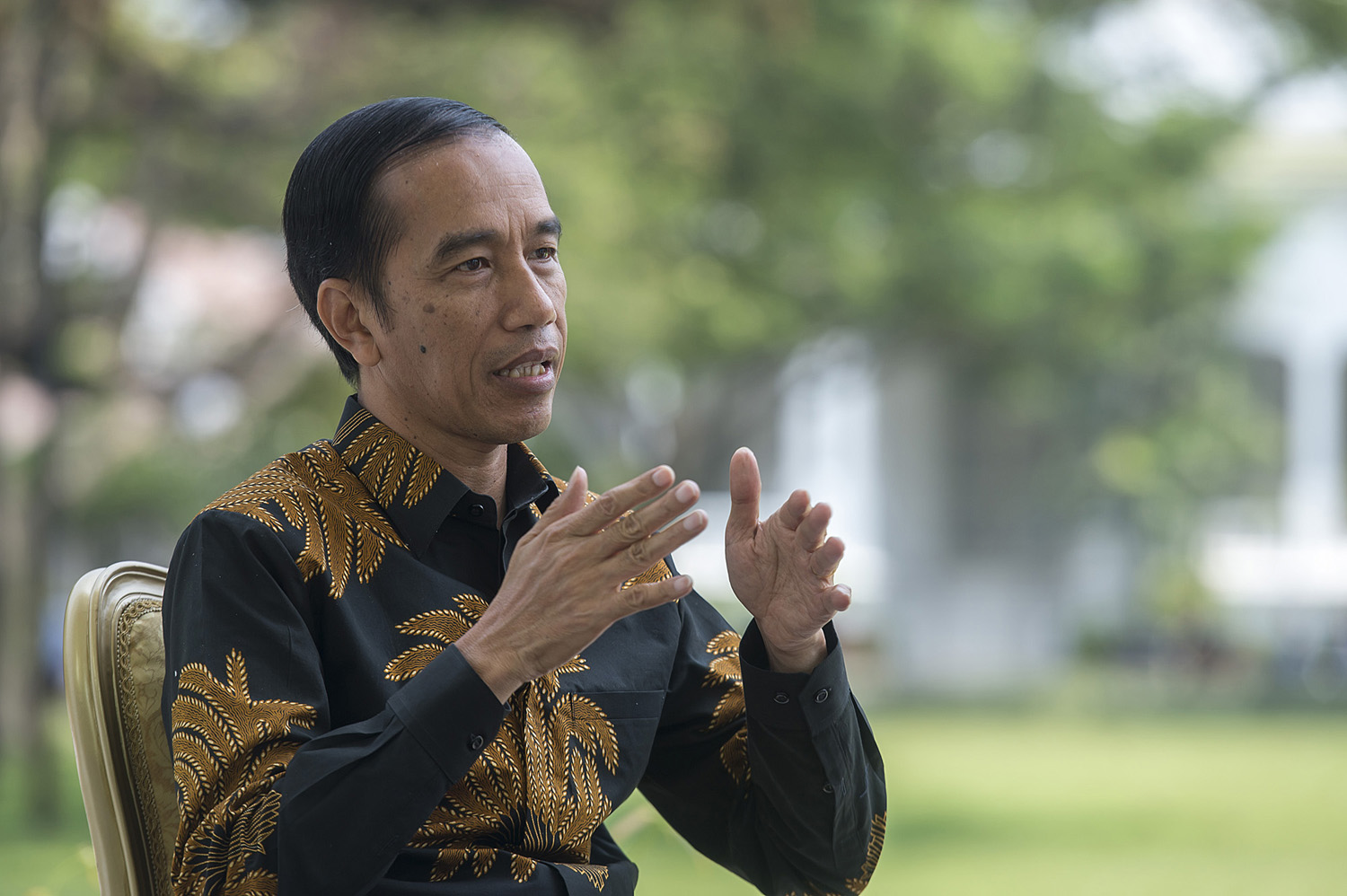 Presiden Joko Widodo (kiri) menjawab sejumlah pertanyaan dari wartawan LKBN Antara,  TVRI dan RRI Maulana ketika wawancara khusus di Istana Merdeka, Jakarta, Senin (19/10). Presiden Joko Widodo menjelaskan sejumlah program, tantangan dan halangan dalam menjalankan pemerintahannya bersama Wapres Jusuf Kalla selama satu tahun pada 20 Oktober 2015. ANTARA FOTO/Widodo S. Jusuf/ama/15.