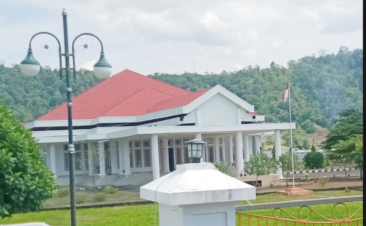Rumah Jabatan Bupati Bolmong yang terletak di desa Lalow Kecamatan Lolak Kab.Bolmong menelan anggaran Miliaran terkesan mubazir.(Foto : Sulutimes)