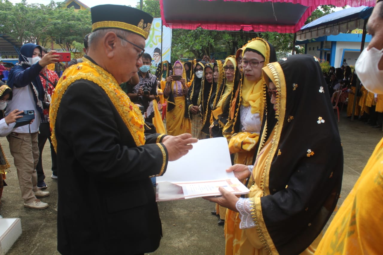 Bupati Buol Amirudin Rauf saat memberikan penghargaan kepada pihak sekolah berprestasi