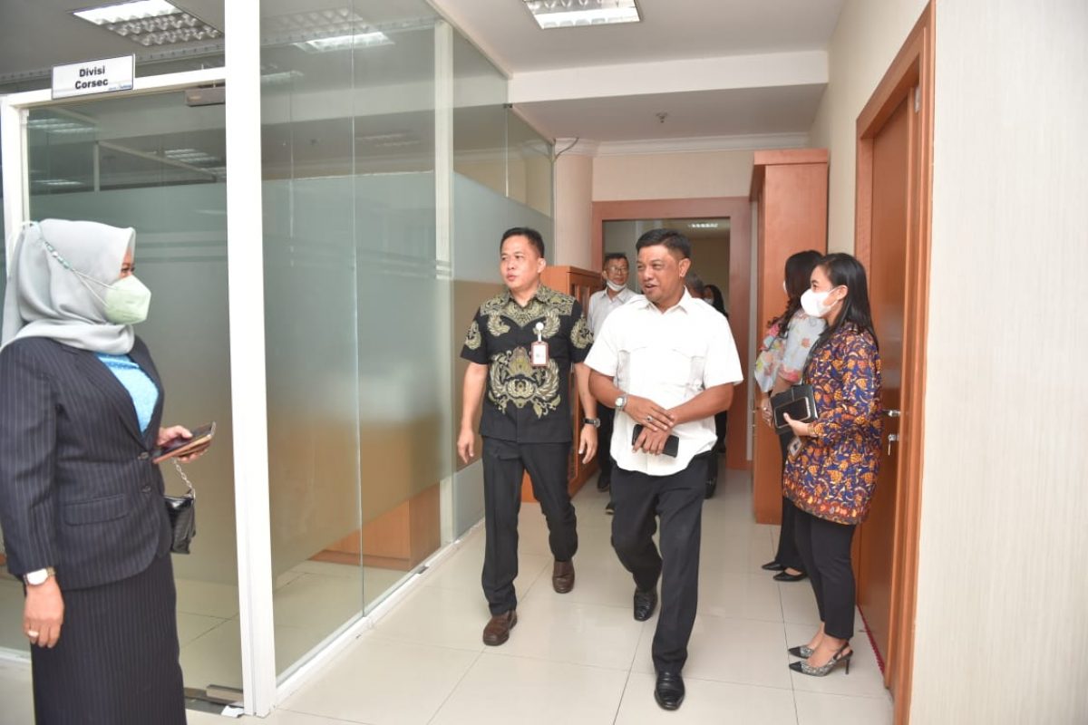 MOHAMMAD Hidayat Lamakarate mengawali hari pertama kerja sebagai Komisaris Utama PT Bank Sulteng, Jumat (20/5/2022). FOTO: BIRO ADPIM