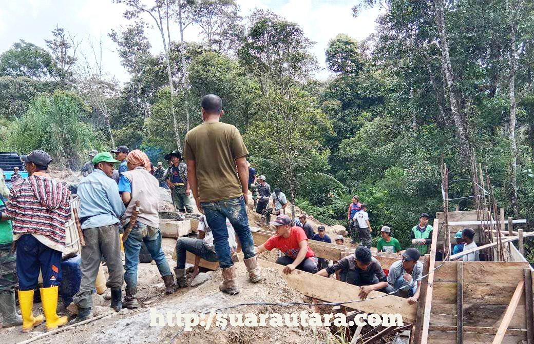 Masyarakat Segamit terpaksa harus bergotong-royong untuk mengumpulkan dana secara sukarela, untuk membangun pondasi Jembatan dengan peralatan se adanya.(Foto : Zulhadi Aripin)