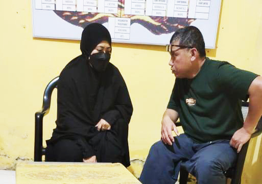 Dokter Faisal Bersama seorang perempuan saat diamankan di SALAH SATU Penginapan di Paleleh (Kamis/26/5/2022)