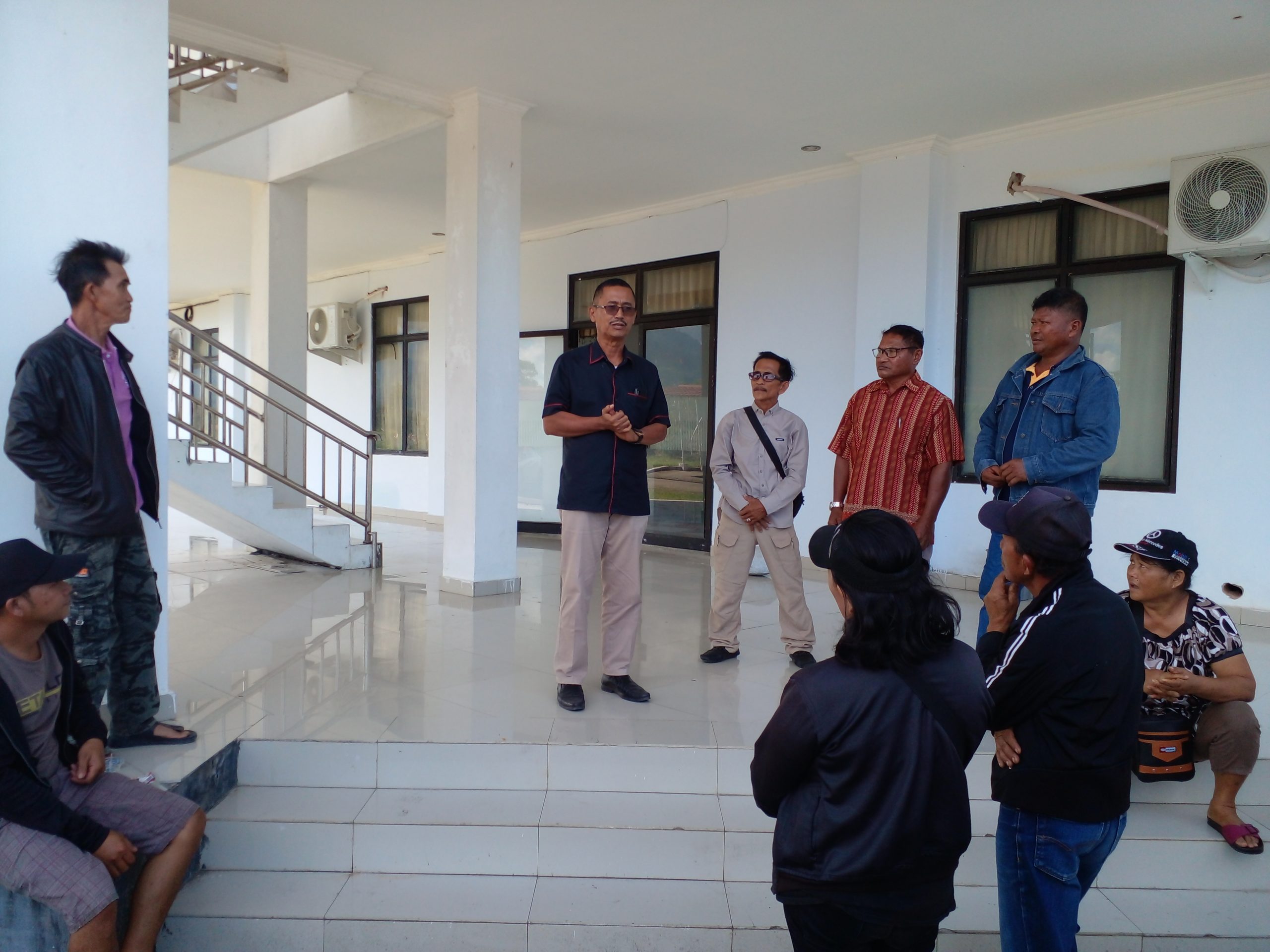 Masyarakat Desa Lanud saat diterima oleh Ketua Komisi II Sofyan Alhabsy