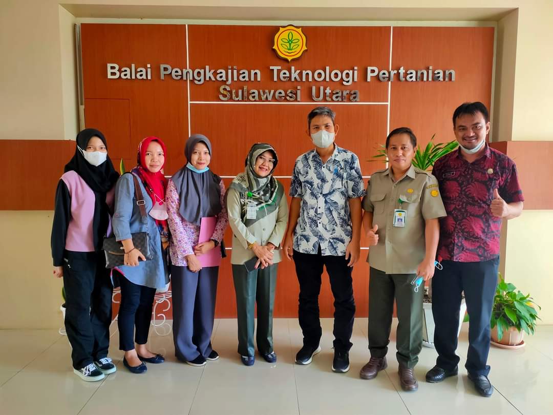 Sekretaris Dinas Perkebunan Kabupaten Bolmong,  Bachruddin Marto, STP.MSi mewakili kepala Dinas yang didampingi Kasubag Program, Akuntansi dan pelaporan Anti Tongkasi dan staf Teknis Norma Gonibala dan Erwin Damopolii. saat berkunjung ke Dinas Perkebunan Provinsi dan Balai Pengkajian Tenologi Pertanian di Kalasey Kota Manado