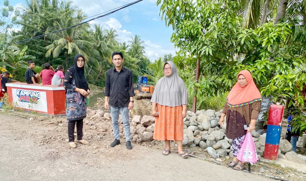 Anggota DPRD Bolmong Fazal Alzagladi, bersama Sangadi Inobonto Lomat Olii. (Foto: Istimewa).