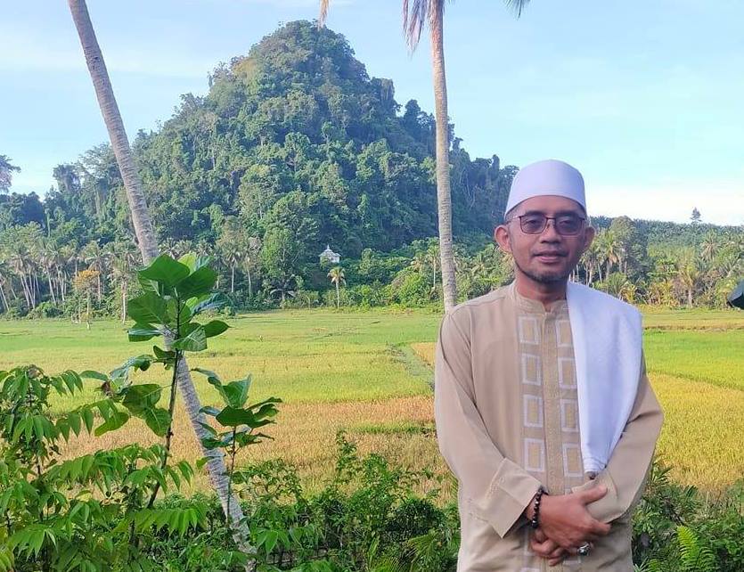 Wakil Ketua DPW PKB Sulteng Samerdan Munggeli, S.Ag, MH saat berpose didepan pemandangan Gunung Pogogul Buol (Foto : IST)