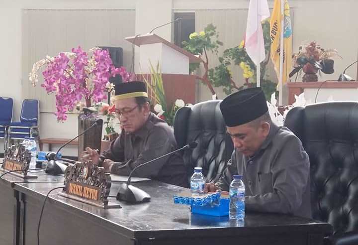 Wakil Ketua II Ahmad T.Takuloe,SH didampingi Wakil Ketua I Zainudin Hi.Rauf saat memimpin Rapat Paripurna 