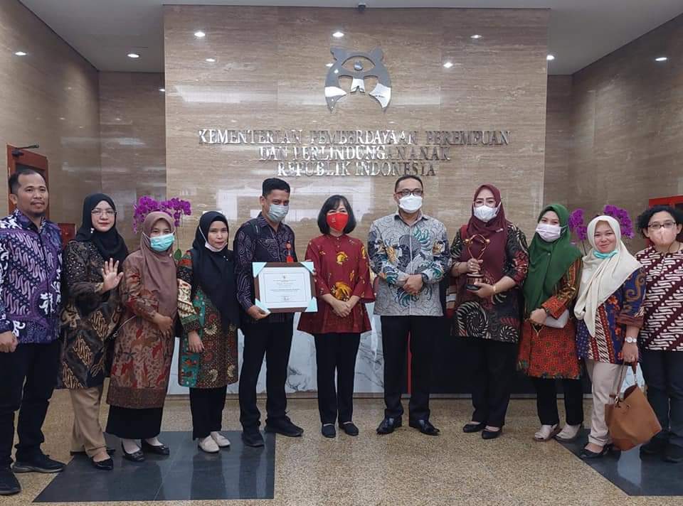 Rombongan Pemkab Bolmong yang dipimpin Penjabat Bupati Limi Mokodompit saat menerima penghargaan KLA. (ist)