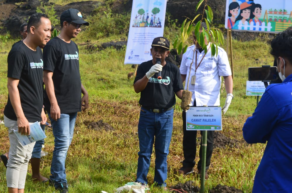 Camat Paleleh Lukman Djupandang, S.Pt mendampingi Asisten Manager BRI Kanca Tolitoli, Kepada Unit BRI Paleleh saat menanam secara simbolis Bibit Durian Moutong di Lokasi Kegiatan, desa Paleleh, Senin 29 Agustus 2022, (Foto : Jumardi)