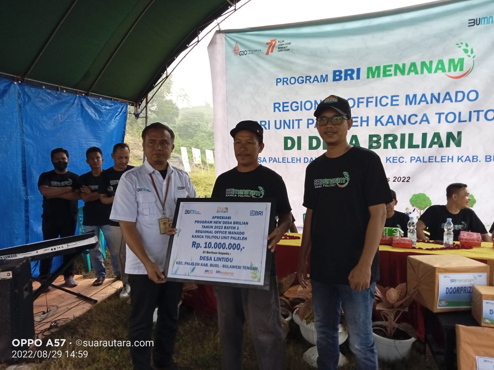 Ketua Bumdes Beringin Emas Lintidu Karim Latif saat menerima bantuan modal 10Juta yang diserahkan langsung Asisten Manajer BRI Kanca Tolitoli didampingi kepala Unit BRI Paleleh, Senin (29/8/2022).