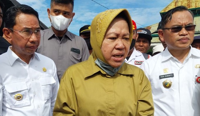 Menteri Sosial Tri Rismaharini didampingi Bupati Sigi dan Wavbup saat menyalurkan bantuan sosial berupa logistik dan pembangunan lumbung sosial untuk warga terdampak bencana alam banjir di Desa Pakuli Utara, Kabupaten Sigi, Sulawesi Tengah.(foro Antara)