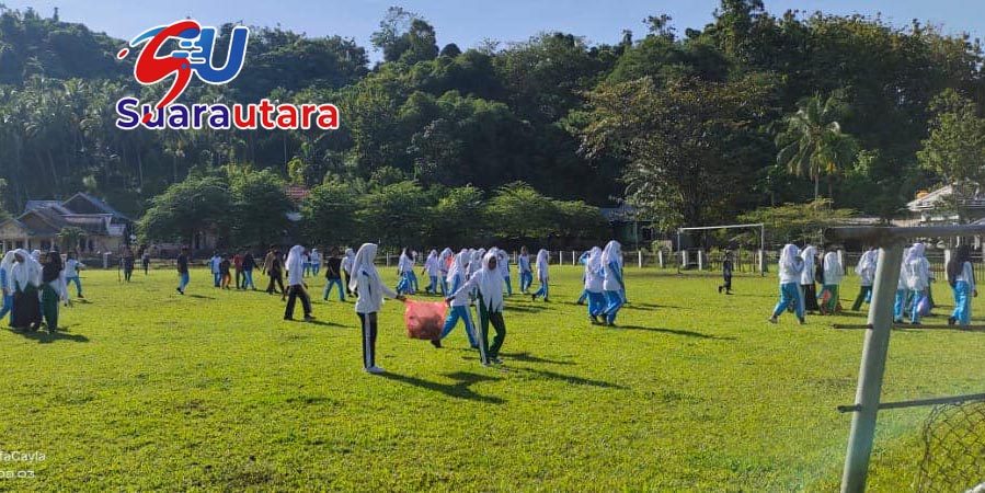  Kegiatan Kerja Bakti Massal SMPN I Paleleh bersama masyarakat di Lapangan desa Dopalak dalam rangka persiapan pelaksanaan kegiatan HUT HGN dan HUT PGRI ke 77. (Jum'at 9 September 2022)