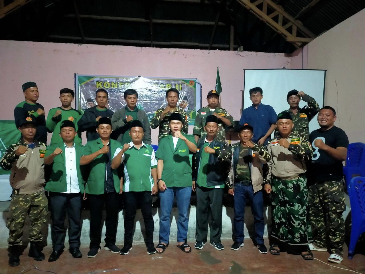 Foto : Ketua Terpilih Wahyudi Pombaile berfoto bersama dengan PC Ansor Bolmong dan segenap kader Ansor-Banser Kecamatan poigar, Sabtu 10 September 2022 (Foto : suarautara.com)