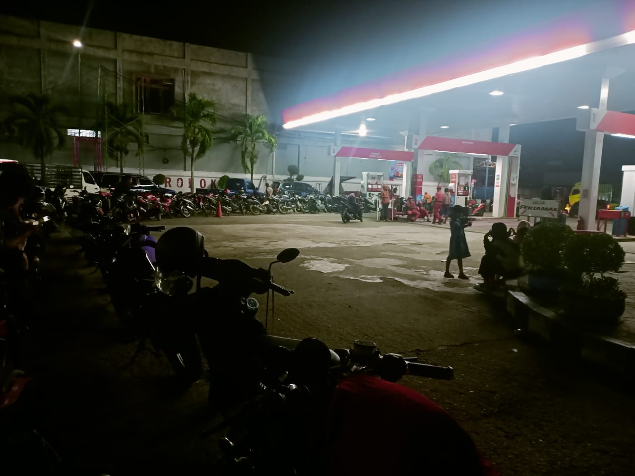 Salah satu aktifitas antrean panjang disalah satu SPBU di Kota Buol
