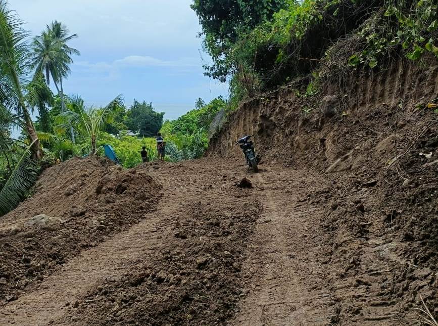 Pekerjaan Jalan Kantong Produksi yang di danai oleh DD Tahun 2022 di desa Hulubalang Kecamatan Paleleh Barat, (Foto : Haslan Abd Ali)