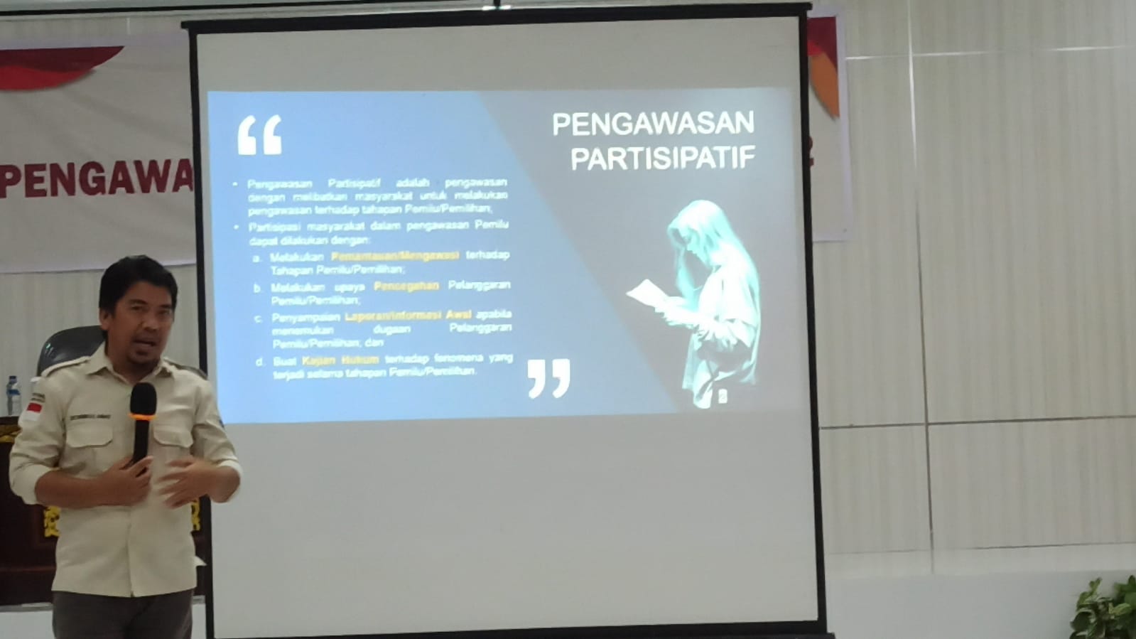Anggota Bawaslu Sulteng Sutarmin D Hi. Ahmad saat menjadi narasumber kegiatan pengawasan partisipatif. FOTO: Nanang