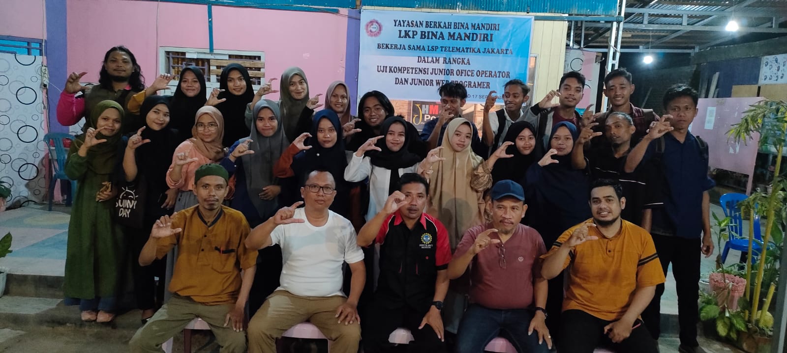 Penguji LPS Telematika Jakarta saat berfoto bersama Peserta dan Pengurus YBBM Buol, Jum'at 16 September 2022 (Foto :IST)