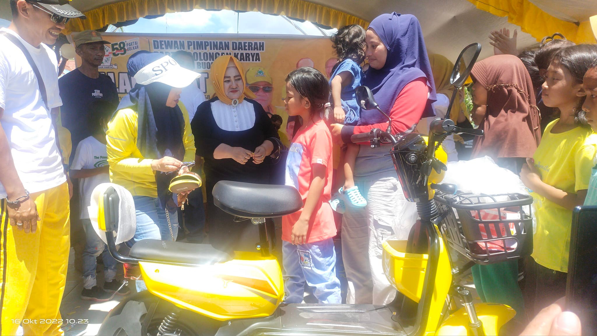 Asifa Siswa SD Peraih Hadiah Utama Sepeda Litrik Jalan Sehat Partai Golkar Buol saat menerima secara simbolis (Foto : Amir Matoka)