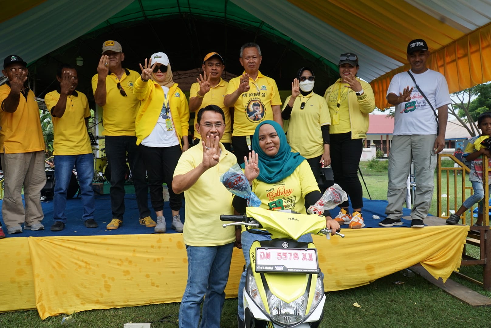 Ketua DPD Golkar SIGI Moh Irwan, S,Sos,M.Si berfoto bersama penerima Hadiah utama satu unit Sepeda Motor, Minggu (16 Oktober 2022)
