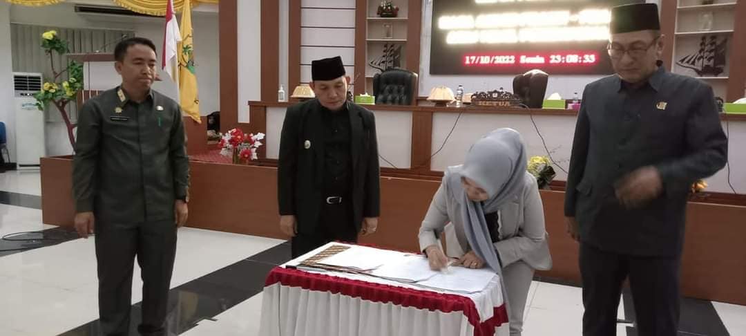Ketua DPRD Buol Srikandi Batalipu didampingi Wakil Ketua dan Sekwan serta di saksikan Pj Bupati Muchlis Yodjodolo menandatangani berita acara paripurna kata akhir Fraksi tentang perubahan anggaran APBD Tahun 2022, Senin (17/10/2022) Foto : sekretariat DPRD Buol.