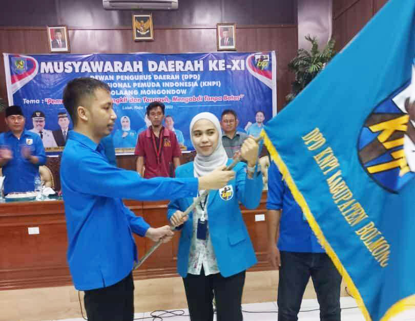 Feramitha Mokodompit saat menerima bendera Pataka KNPI saat terpilih secara aklamasi ketua DPD KNPI Bolong, Rabu (19/10/2022).