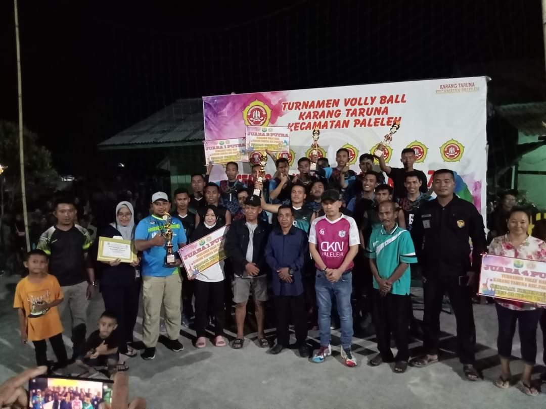 Foto : Camat Paleleh, Kacabjari dan Danramil berfoto bersama dengan Tim Juara Putri Lintidu yang didampingi Kades Lintidu usai pertandingan babak Finas (suarautara)