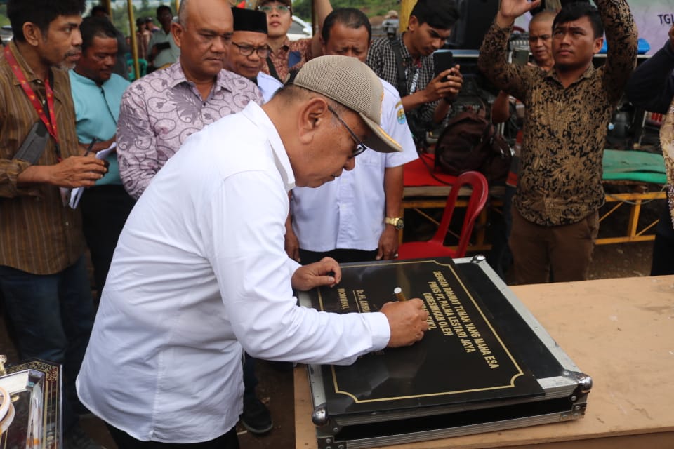 Bupati Buol dr. Amirudin Rauf, Sp.Og, M.Si hadir sekaligus meresmikan PT. Palma Lestari Jaya yang bertempat di Desa Momunu, Kecamatan Momunu, Kabupaten Buol Sulawesi Tengah (Sulteng), Rabu, (5/10/22).