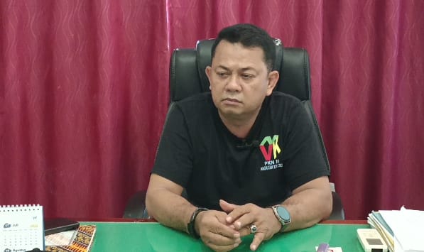 Abdulrasyid, S.Sos Kepala B{BD Kabupaten Buol saat memberikan klarifikasi terkait tudingan dirinya tidak proaktid dalam proses pencarian korban hanyut di Muara Sungai Kelurahan Buol, Jum'at 14 Oktober 2022.