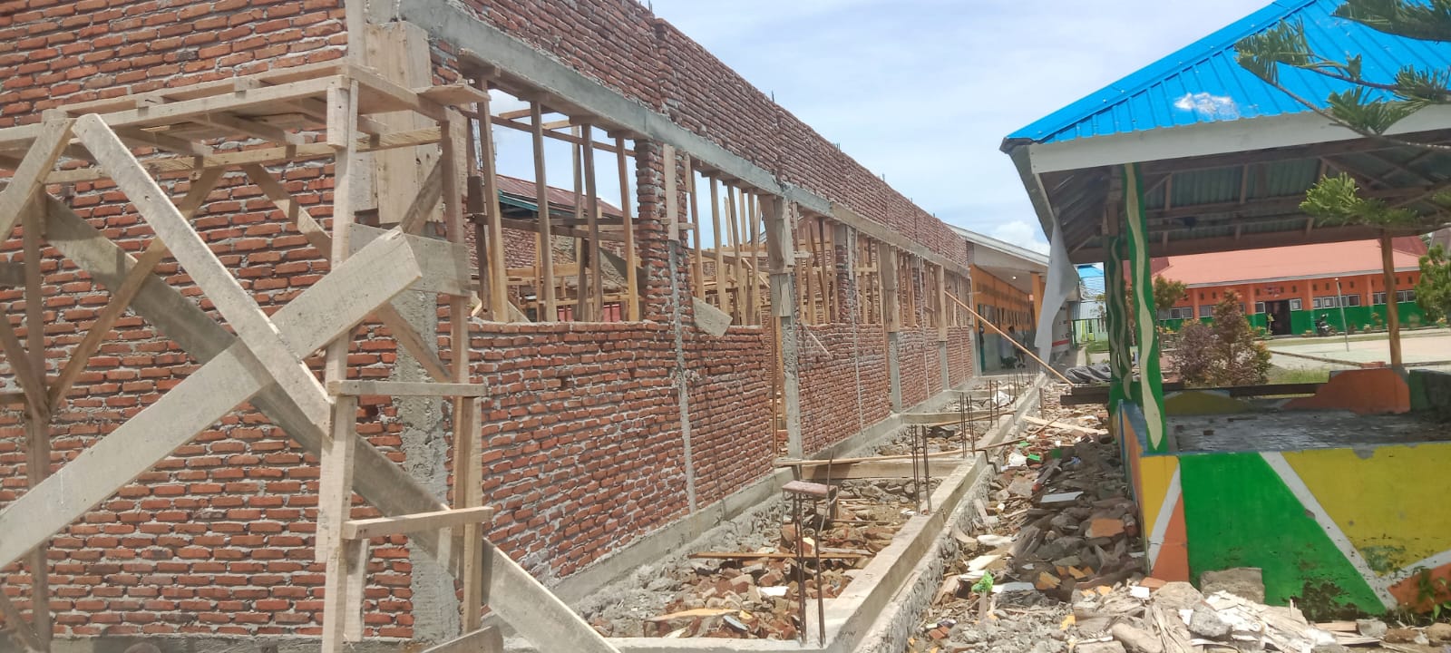 Foto : Kondisi Pekerjaan di SMPN 2 Biau yang tak kunjung selesai, Selasa, (18/10/2022) Foto : Rustam Baculu