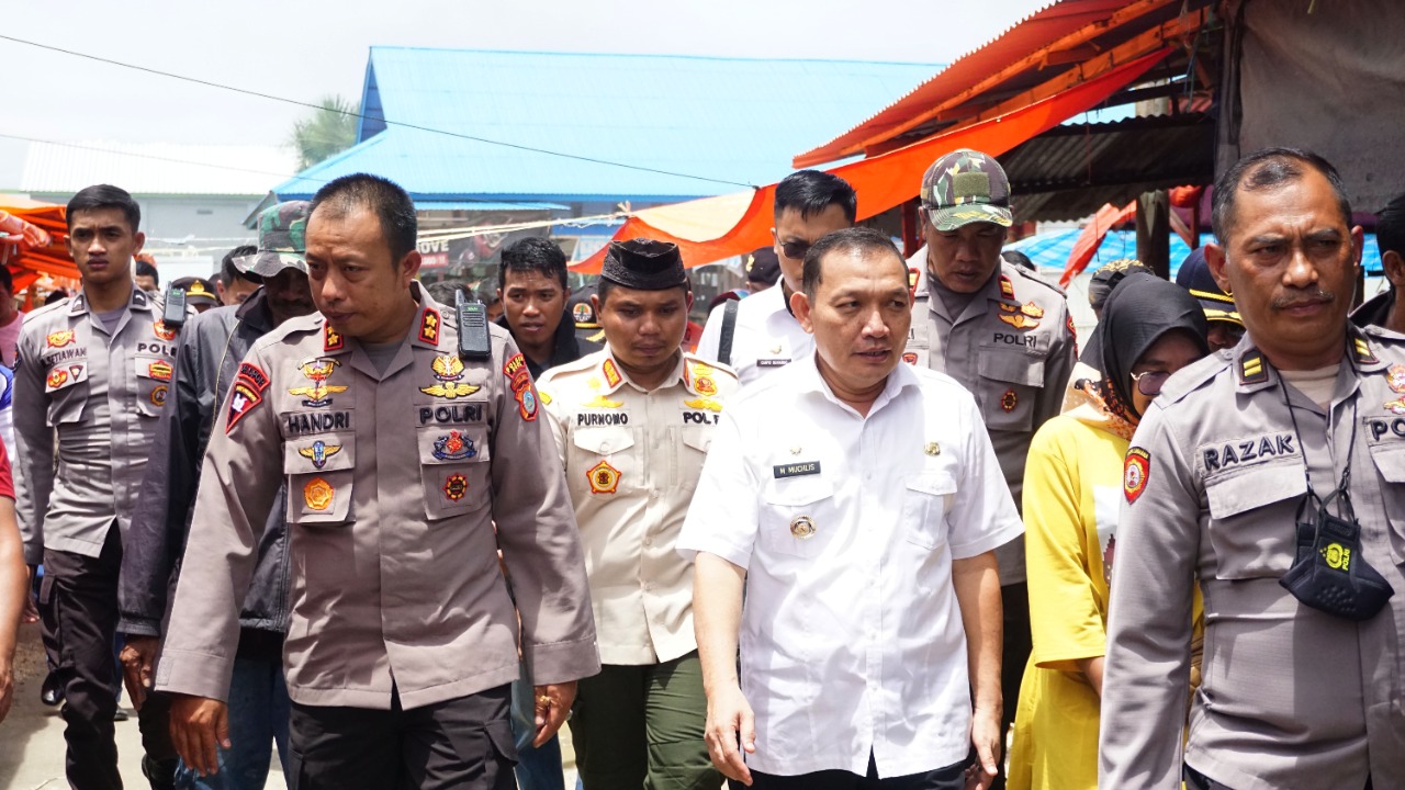 Pj Bupati Buol Drs.Muchlis Yodjodolo, MM didampingi Kapolres Buol AKBP Handri Wira Suriyana,S.I.K saat meninjau langsung Aksi Spontanitas oleh Pedagang Ikan dan Sayur yang terjadi di Pasar Raya Tradisional di Kelurahan Kampung Bugis Kecamatan Biau, Rabu (19/10/2022).
