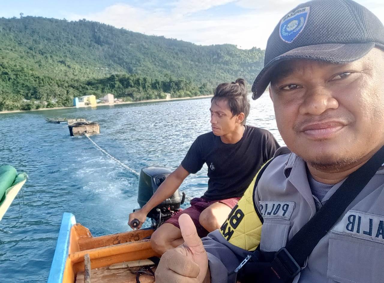 Bhabinkamtibmas desa Hulubalang Brigpol Galib saat bersama Nelayan.