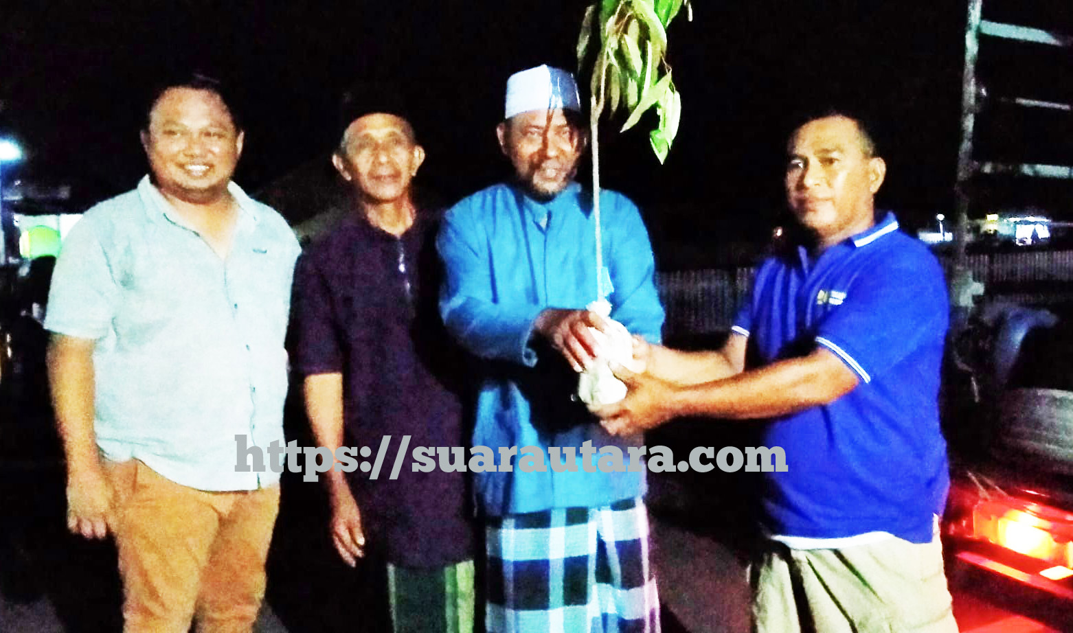 Kades Matinan, Yusran M Said saat menyerahkan bantuan bibit Durian kepada Ketua Poktan Sejahtera desa Matinan Didampingi Gadung Rustam S. Pd dan Dian Prasetyo, SH, Sabtu (12/11/2022)