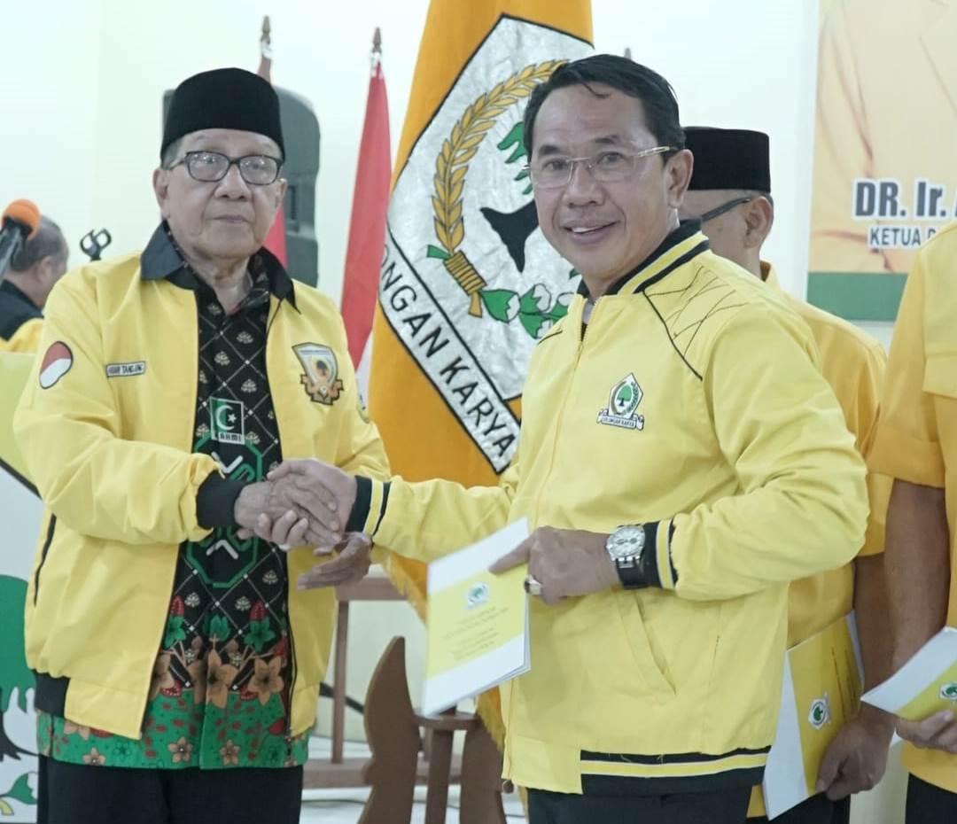 Ketua Dewan Kehormatan Partai Golkar Akbar Tandjung bersama ketua DPD II Golkar SIGI Mohamad Irwan.