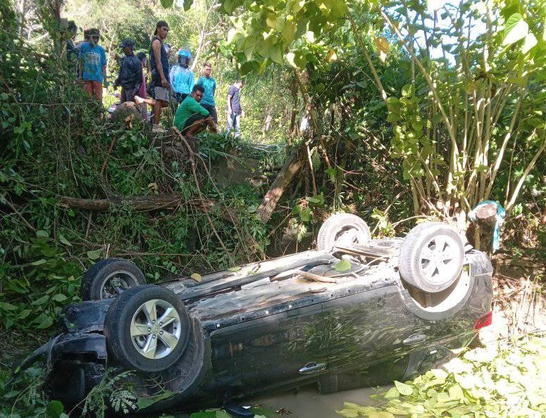 Mobil Kadispenda Buol usai mengalami kecelakaan di perkebunan Namu desa Hulubalang Kecamatan Paleleh Barat, Sabtu (26/11/2022) pafi tadi. (Foto : Mohidin Karim)
