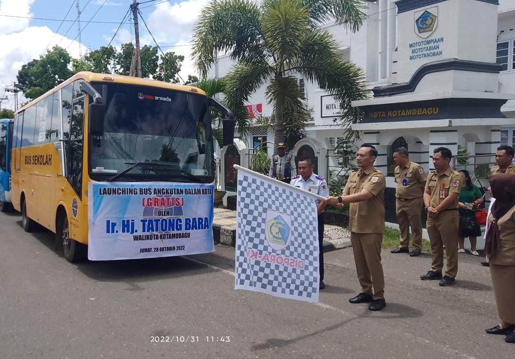 Wakili Walikota, Sekda Kota Kotamobagu Sofyan Mokoginta SH launching Bus Dalam Kota bagi Masyarakat.