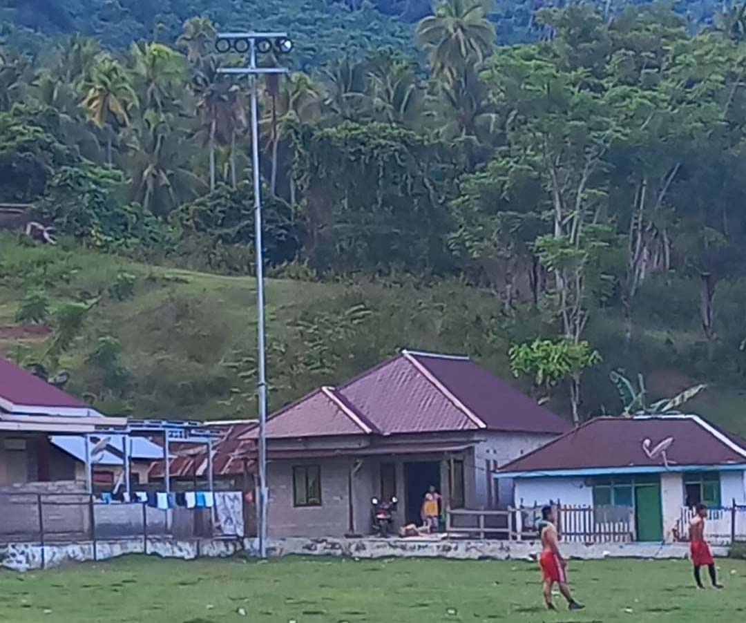 Salah satu Tiang penerangan yang telah terpasang di desa Lintidu kecamatan Paleleh Kabupaten Buol.