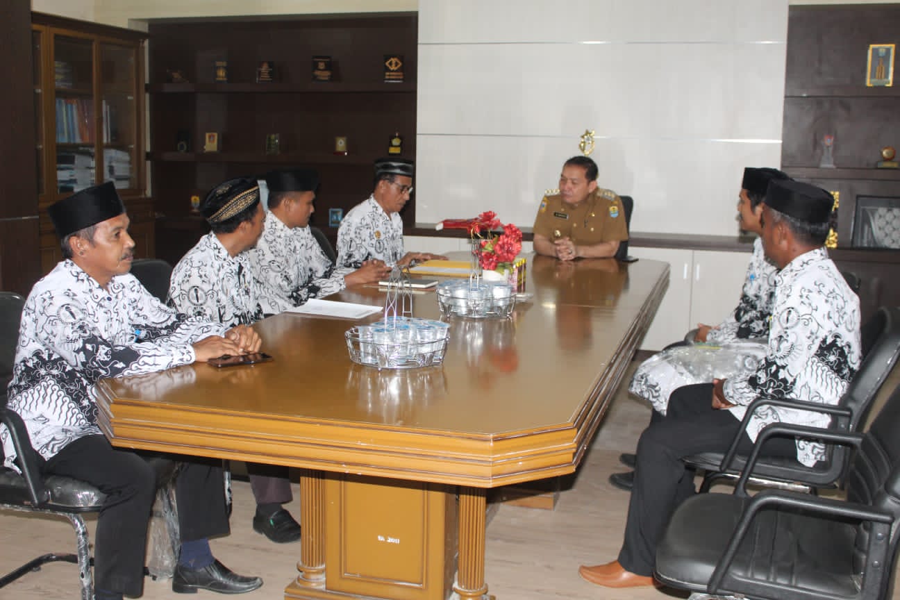Pengurus PGRI Buol bersama PGRI Paleleh dan Panitia menemui Pj Bupati Buol terkait persiapan pelaksanaan HUT PGRI dan HGN 25 November mendatang.