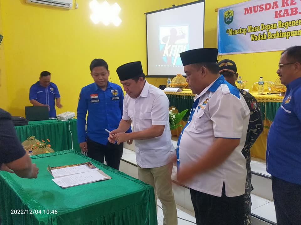 Pj Bupati Drs M Muchlis. M.Si saat menandaatangi berita acara pelaksanaan Musda VI Knpi Buol didampingi DPD knpi Sulteng Kamarudin, SH, MH, ketua DPD KNPI Buol Budianto Su'a, S,Sos.