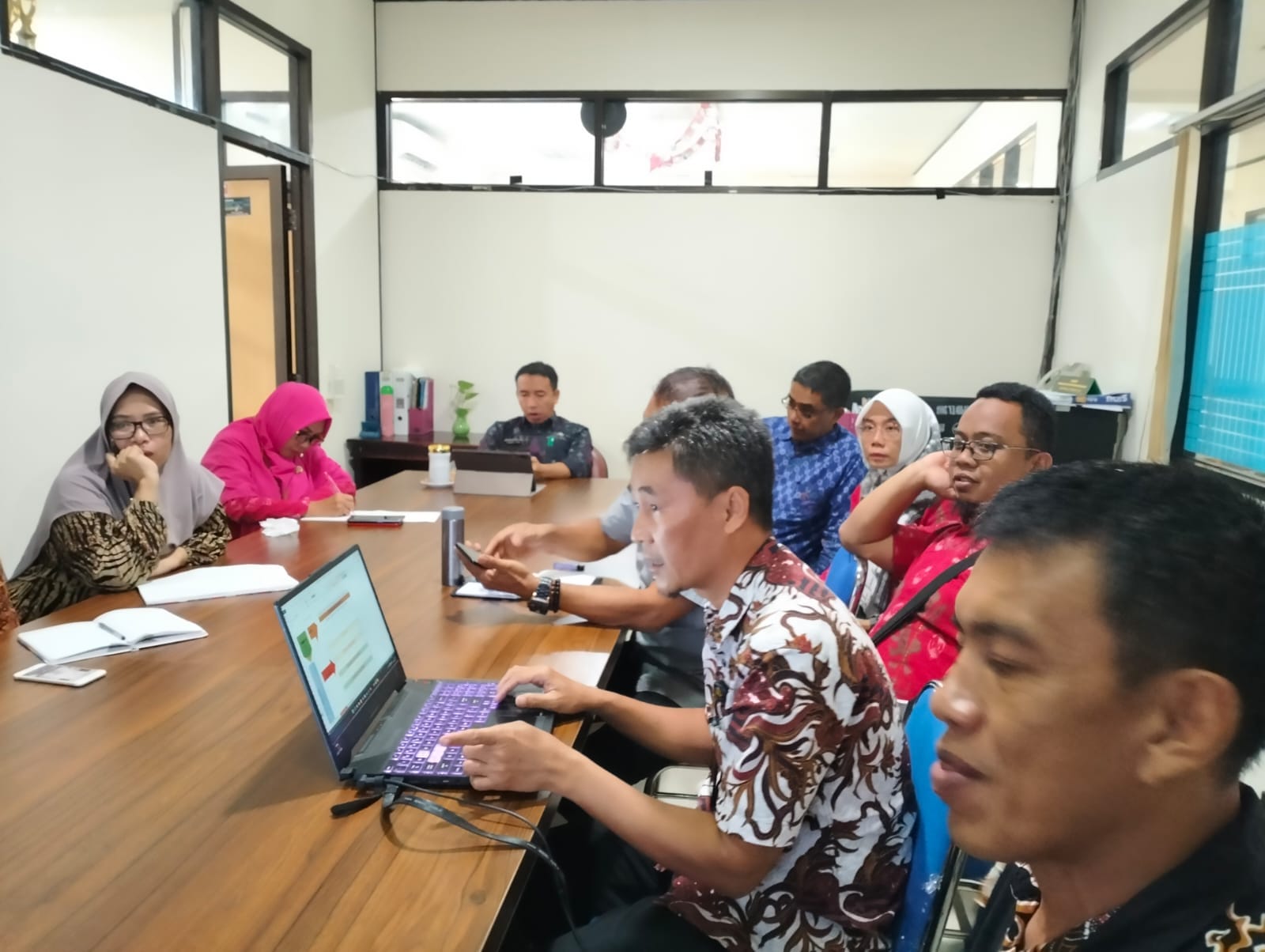 Sekretariat DPRD Kabupaten Buol menggelar Rapat dipimpin langsung Sekretaris DPRD Buol Munawir A. Nouk, S,STP, MM, Ravu 15 Desember 2022.