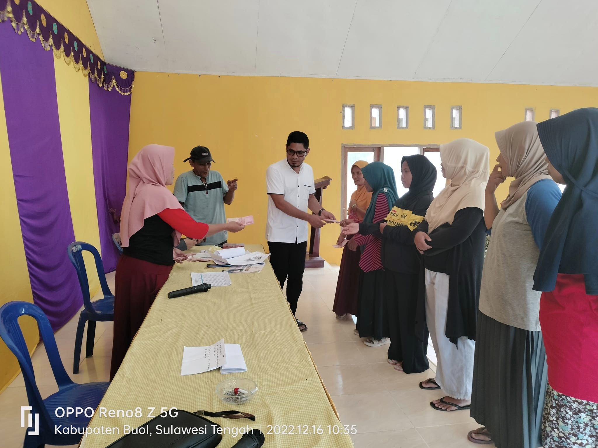 Satriano Timumun Kades Mangubi saat menyerahkan BLT kepada KPM di Kantor Desa Mangubi, Jumat 16 November 2022